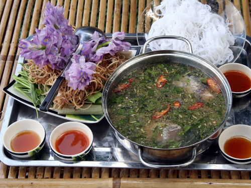 Nước lẩu bần rất thơm, có vị chua ngọt rất thanh và đặc trưng hương bần khá đặc biệt. Dùng kèm lẩu bần Phù Sa là bún tươi, cùng các loại rau đồng nội của miền Tây sông nước như bông súng, so đũa, điên điển, bắp chuối thái…Ảnh: photobucket