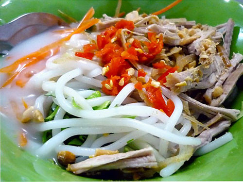 Bánh tầm bì Cần Thơ có mùi hương đặc biệt khiến những người con xa quê luôn nhớ. Bánh làm bằng bột gạo. Sau khi khuấy bột chín, thì se thành sợi và hấp lại cho chín. Những sợi bì óng ánh tươm mỡ, thơm ngon. Vị béo của nước cốt dừa hoà quyện vào những sợi bánh tầm trắng phau cùng rau, giá, dưa chua tạo nên mọt món ăn tuyệt ngon. Nước mắm chấm phải vàng sóng sánh, trong vắt. Ảnh: nld