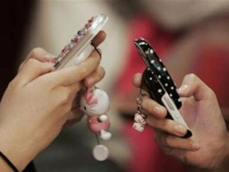Clip vụ tai nạn đã được cảnh sát giao thông đăng tải lên mạng, để cảnh tỉnh những người nghiện ngập smart phone và cách sống cùng điện thoại mọi lúc mọi nơi của một bộ phận giới trẻ hiện nay.