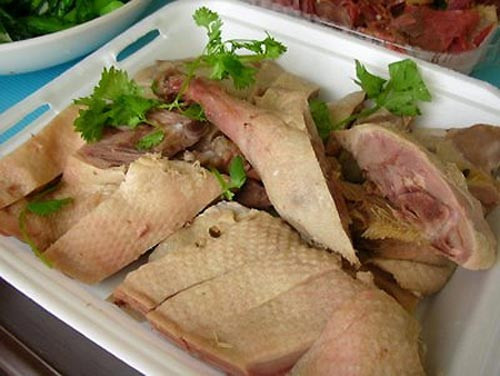 Vào ngày Tết Đoan Ngọ, bên cạnh những món ăn truyền thống như rượu nếp, hoa quả… thì thịt vịt cũng là món ăn không thể thiếu. Tuy nhiên, vịt bày bán ngoài chợ bị không ít người bán bơm nước, hoặc bán vịt bị bệnh. Các bà nội trợ cần lưu ý một số điểm sau khi mua vịt để chọn được vịt ngon như ý. Ảnh: alobacsi