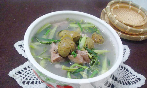 Sau đó cho sườn non vào nồi cùng một bát tô nước đun sôi rồi vặn nhỏ lửa ninh kỹ. Khi sườn chín cho sấu vào đun thêm khoảng 2-3 phút. Nêm muối, hạt nêm vừa miệng. Khi nước sôi cho nước sốt cà chua, cà chua thái cau, rau nhút (rút) vào đun khoảng 1-2 phút. Sau đó cho hành lá, mùi tàu rồi tắt bếp. Ảnh: khampha