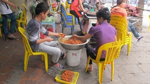Bụi đường còn gây ô nhiễm thực phẩm ở các hàng quán ven đường, cơ sở thức ăn đường phố, gánh hàng rong... nếu không được bảo quản tốt. Trong bụi có lẫn nhiều loại mầm bệnh có thể gây hại với nhiều bệnh cho đường tiêu hóa. (Ảnh: Xahoi).
