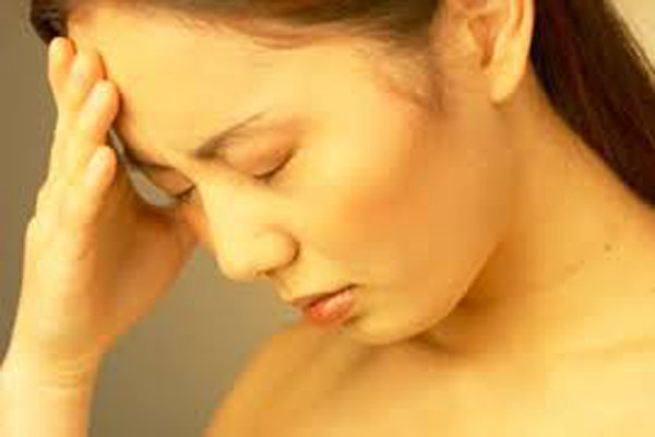 Vàng da. Hầu hết những người ung thư tuyến tụy sẽ bị vàng da trong giai đoạn đầu tiên. Đó là do sự tích tụ của bilirubin, chất này có màu nâu nằm trong gan. Nếu như bilirubin tích tụ trên da thì bạn sẽ có cảm giác ngứa ngáy và chuyển sang màu vàng.