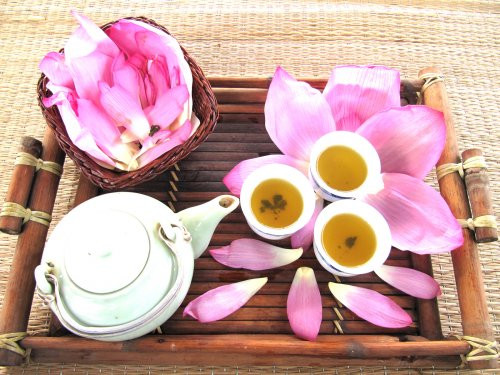 Nên tận dụng lại các cánh hoa sen để làm lót chén. Như vậy khi bày ra trông rất đẹp mắt. Hoặc dùng cánh hoa để lót đĩa để các đồ ăn kèm khi uống trà. Ảnh: ictpress