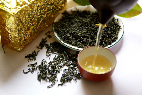 Trà để ướp hoa sen cũng phải chọn loại thật ngon. Tốt nhất là chọn loại trà sản xuất tại vùng Tân Cương, Thái Nguyên. Loại trà này cho hương vị chát nhẹ, màu nước xanh trong rất đẹp. Hoặc bạn cũng có thể dùng trà cổ thụ vùng Hà Giang, cho nước màu xanh đậm, có hượng vị đặc trưng của trà shan tuyết. Ảnh: chethai