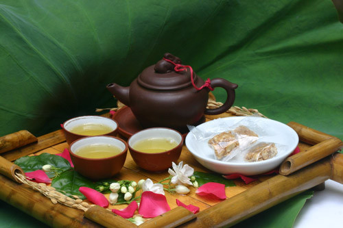 Chính bởi cách ướp và pha trà sen cầu kỳ như vậy mà uống một hớp trà sen là đồng nghĩa với việc uống cả một không gian đất trời. Thật không hổ danh là một thú chơi thanh tao nhã khí, vừa có hương, vừa có sắc lại vừa có vị. Ảnh: ruoutraviet