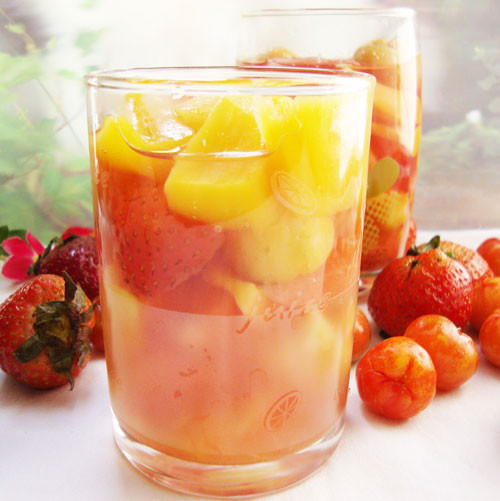 Cocktail mít. Đây không phải là rượu cocktail mà là hỗn hợp trái cây nấu nước đường. Để làm cocktail mít, ướp đường với các loại trái cây có vị chua như dứa, sơ ri, dâu... trước. Khoảng 15-20 phút, đường thấm thì bắc lên bếp nấu sôi. Thêm nước vào, nước sôi cho mít vào, để sôi lại, tắt bếp. Cocktail trái cây dùng với đá bào. Ảnh: phunuonline.