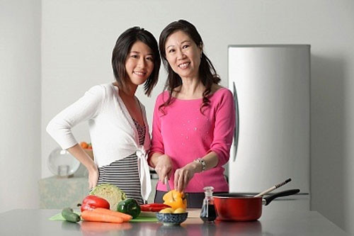 Đựng thực phẩm trong túi trong suốt: Nếu bạn đang uống sữa túi hoặc đựng thực phẩm trong túi trong suốt, vậy bạn hãy chuyển sang sữa hộp và đựng thực phẩm trong hộp kín.
