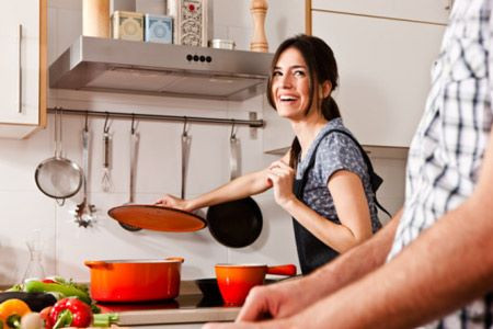 Cho muối ngay khi mỡ vừa sôi. Lưu ý khi xào thức ăn, bạn hãy cho muối vào ngay lúc dầu mỡ vừa sôi, khoảng 30 giây đến 1 phút sau hãy cho thức ăn vào xào thì sẽ giúp loại bỏ được 95% độc tố aflatoxin có trong muối.