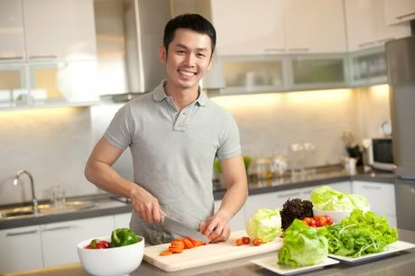 Điều quan trọng nhất khi nấu ăn là cần biết các chọn thực phẩm an toàn. Chọn thực phẩm tươi rau, quả ăn sống phải được ngâm và rửa kỹ bằng nước sạch. Quả nên gọt vỏ trước khi ăn.