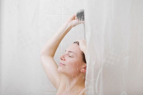 Nên tắm bằng vòi hoa sen. Các bác sỹ khuyên bà bầu nên tắm bằng vòi hoa sen. Khi tắm dưới vòi hoa sen, các tia nước mát-xa làn da mệt mỏi, giúp bà bầu sảng khoái hơn. Ảnh: kienthucgioitinh