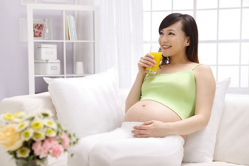 Uống nước trong khi tắm. Điều này nghe có vẻ khá lạ lùng. Tuy nhiên, để giảm thiểu sự mất nước của cơ thể, mẹ bầu nên chuẩn bị một chai nước ấm và nhâm nhi trong quá trình tắm. Ảnh: bbfh