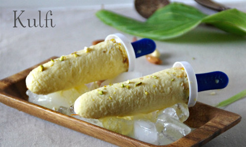 Sự kết hợp hoàn hảo giữa hương dịu nhẹ của hoa hồng và vị ngọt lịm của xoài khiến cho món kulfi xoài được ưa chuộng hơn cả. Kulfi thường được đặt thêm một chiếc lá hoặc que, giữ lạnh trong các nồi đất nung lớn gọi là matka, chứa đầy nước và muối. Ảnh: spicytasty
