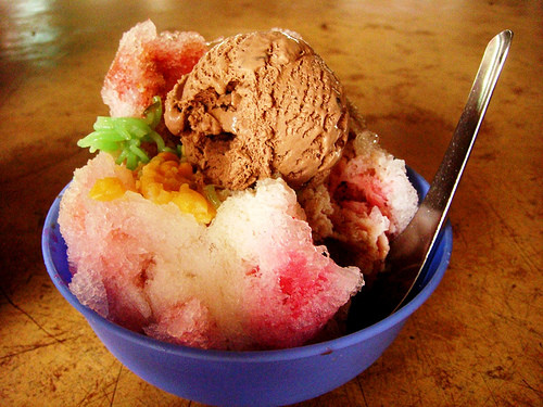 Đôi khi, Ais Kacang còn mang hương vị của các loại cocktail hoa quả. Đây là món ăn phổ biến ở cả Singapore và Brunei. Ảnh: flickr