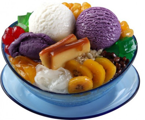 Khi chế biến một ly halo-halo các thành phần sẽ được cho hết vào ly, rồi mới tới đá bào, sau đó rắc thêm đường, cốm rang, khoai lang tím hoặc kem, sữa đặc lên trên cùng. Khi thưởng thức, trộn đều lên là bạn có một cốc trái cây mát lạnh. Ảnh: hubimg