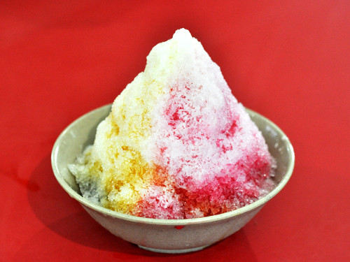 Ice Ka-chang là món đồ uống từ đá bào nổi tiếng ở Singapore. Một ly kem kachang gồm một núi đá bào phủ đậu đỏ ngọt, các vị thạch nhiều màu sắc, si rô, ngô, đậu phộng và nhiều thứ khác sẽ hòa quyện lại đem đến cho bạn một cốc kem thơm mát. Ảnh: insing