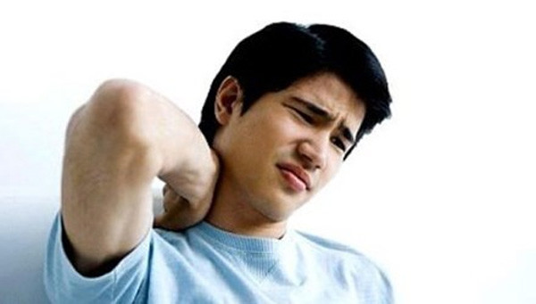 Trong dân gian có câu: "Đi xa ngoài nắng, về nhà đứng uống nước dừa sẽ "trúng gió". Các triệu chứng thường gặp trong trường hợp này là ớn lạnh, đầy bụng, hâm hấp sốt, thậm chí sốt cao.