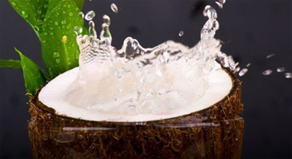 Vì những hạn chế trên mà một số đối tượng cần kiêng hẳn nước dừa.Thứ nhất là những người được bác sỹ Đông y chẩn đoán thể tạng dạng âm, biểu hiện là cơ thể hơi yếu, da xanh tái, bắp thịt mềm nhão, chân tay hay lạnh, ăn uống khó tiêu, chậm tiêu, dễ bị tiêu chảy, phân mềm...