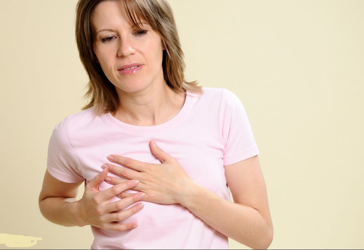 Cảm thấy tức ngực. Đây là một trong những dấu hiệu đau tim phổ biến nhất. Áp lực trong lồng ngực là dấu hiệu rõ ràng của một cơn đau tim đang tới gần. Cần phải đi khám ngay nếu bạn cảm thấy thường xuyên tức ngực.