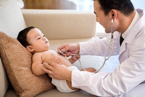 Các vấn đề về tim. Một số trẻ có thể xuất hiện các vấn đề về tim như nhịp tim nhanh hoặc tụt huyết áp. Khi bé bị hạ huyết áp, cần nhanh chóng đưa bé đến cơ sở y tế gần nhất để được kịp thời chăm sóc.