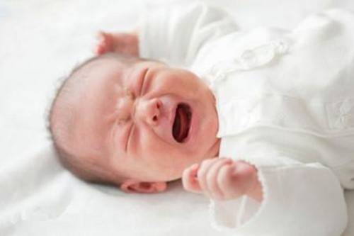 Khó thở. Nếu thấy bé khó thở, thở khò khè kèm những con ho hoặc chảy nước mũi sau khi ăn ăn trứng, các mẹ cần đưa trẻ đi khám. Đây có thể là dấu hiệu của việc bé dị ứng trứng. Triệu chứng này có thể dẫn đến các vấn đê về hô hấp, rất nguy hiểm.