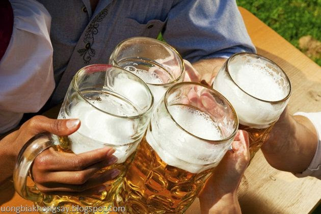 Sau khi vào cơ thể, chất cồn trong bia phải trải qua quá trình lọc và chuyển hóa ở gan. Các độc tố của bia sẽ tích tụ ở cơ quan này và làm cho bệnh ngày càng nặng thêm.
