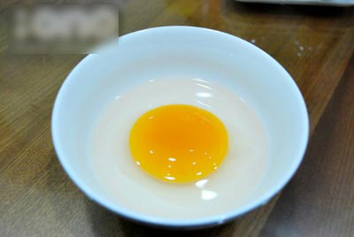 Lần lượt đập trứng ra bát. Mỗi quả trứng một bát riêng. Ảnh: megafun