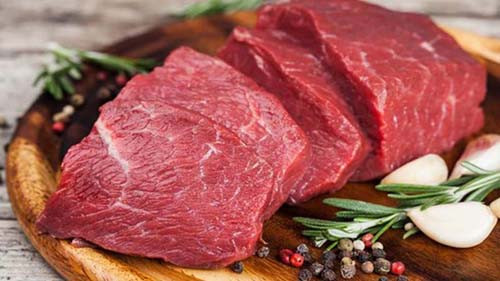 Thực vậy, thịt đỏ chứa nhiều vitamin và khoáng chất như sắt, kẽm, vitamin B12, selen... Những chất này đều cần thiết cho cơ thể. Thậm chí, thói quen tưởng xấu như ăn thịt bò còn góp phần giảm nguy cơ viêm nhiễm, các bệnh mãn tính như tim mạch và ung thư. (Ảnh minh họa)