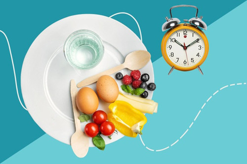 Chia sẻ với trang Best Life, K.Mitchell Naficy cho rằng: “Nhịn ăn gián đoạn ngày càng trở nên phổ biến, được nhiều người áp dụng. Việc bỏ bữa thoạt nghe có vẻ là ý tưởng tồi song nó thực sự cải thiện nhiều vấn đề sức khỏe như giảm cân, cải thiện độ nhạy insulin và cải thiện mức năng lượng”. (Ảnh minh họa)