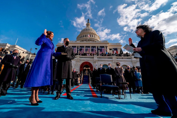 Bà Kamala Harris chính thức trở thành người phụ nữ đầu tiên, cũng là người gốc Phi - Nam Á đầu tiên giữ chức phó tổng thống Mỹ, sau khi tuyên thệ nhậm chức trước sự chứng kiến của Thẩm phán Tòa án Tối cao Sonia Sotomayor. Ảnh: AFP.