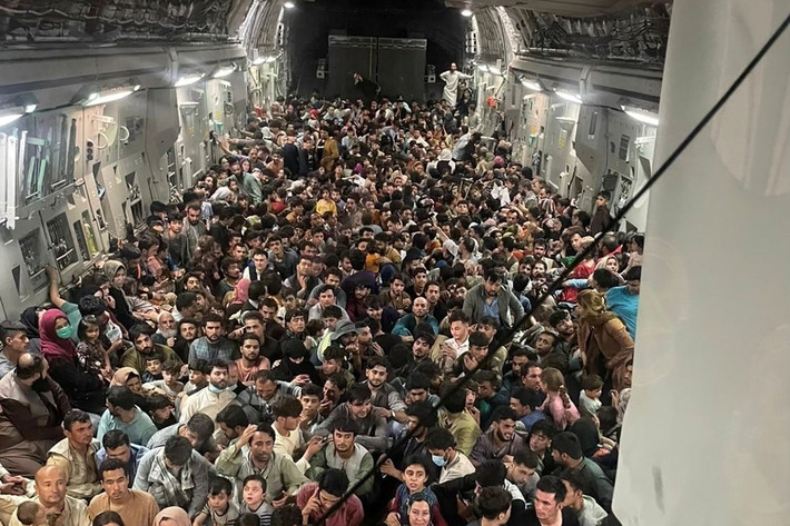 Hàng trăm người Afghanistan chen chúc trên vận tải cơ của Mỹ để trốn khỏi Kabul, sau khi Taliban chiếm quyền kiểm soát đất nước hồi tháng 8. Ảnh: Không lực Mỹ.