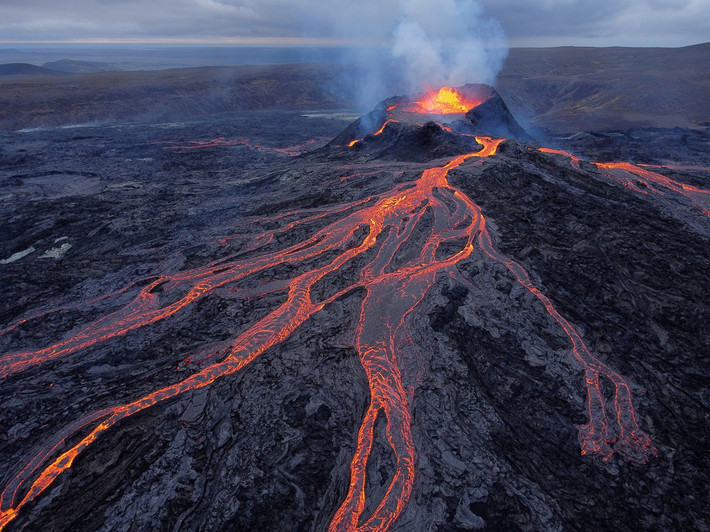 Núi lửa Fargradalsfjall phun trào dung nham nóng chảy gần thủ đô Reykjavik của Iceland vào tháng 8. Ngọn núi này bắt đầu phun trào từ tháng 3, lần đầu tiên trong hơn 800 năm. Ảnh: AFP.