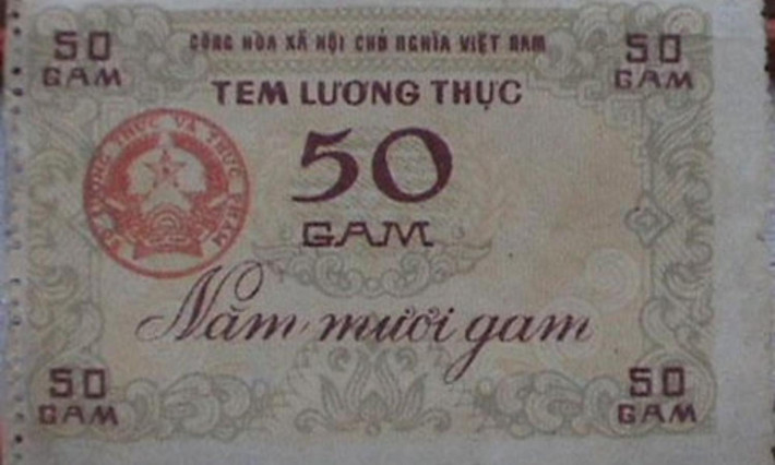 Trong thời bao cấp, việc thông thương, buôn bán bị hạn chế, các gia đình chủ yếu trông chờ vào phần tem phiếu được phát để duy trì nguồn cung cấp lương thực, thực phẩm cho gia đình. (Nguồn: Dân Việt)