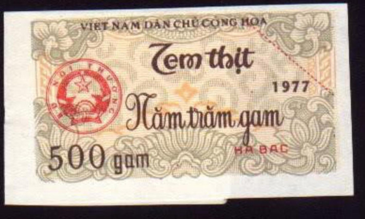 Tùy theo từng đối tượng mà Nhà Nước phân phối cho sử dụng số lượng thực phẩm, hàng hóa khác nhau. Đây là tem mua thịt 500 g năm 1977. (Nguồn: thoixua.vn)