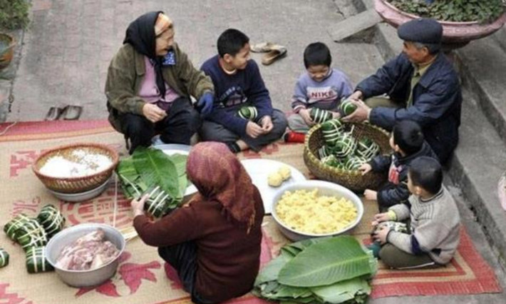 Cả gia đình nô nức làm bánh chưng đón Tết khiến dân mạng nhớ Tết xưa đến nao lòng.