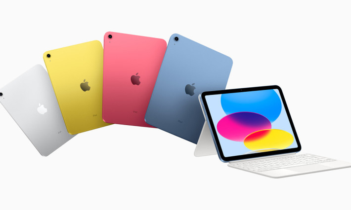 6. Ipad: năm 1968, tiểu thuyết gia Arthur Clark cho rằng đến năm 2000, báo giấy sẽ biến mất mà thay bằng những tờ báo điện tử, với thiết kế gần giống như các loại tablet như iPad hiện nay.