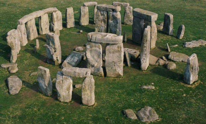 Tuy nhiên, nghiên cứu khiến cho người ta cảm thấy thú vị nhất đó là cho rằng bãi đá Stonehenge thực chất là một loại “đàn đá” dành riêng cho những người khổng lồ.