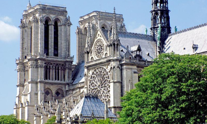 Nhà thờ Đức Bà tọa lạc tại đảo nhỏ Ile de la Cite giữa sông Seine của Paris. (Nguồn: vneconomy.vn)