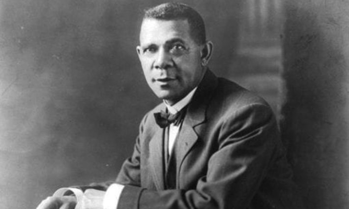 8. Booker T. Washington: là một nhà lãnh đạo, nhà giáo dục, nhà hùng biện và tác giả chính trị rất nổi tiếng của Mỹ. Ông là nhân vật nổi bật trong cộng đồng người Mỹ gốc Phi từ năm 1890 đến năm 1915 tại Hoa Kỳ. Ông là người từ thế hệ cuối cùng của những nhà lãnh đạo da đen sinh ra trong chế độ nô lệ và đã đấu tranh vì quyền công dân của họ. (Nguồn: Teaching American History)