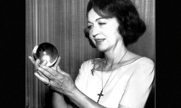Nhà chiêm tinh học Jeane Dixon nổi tiếng thế giới khi đưa ra lời tiên tri chính xác về vụ mưu sát Tổng thống Mỹ John F. Kennedy. (Nguồn: KhoaHoc.tv)