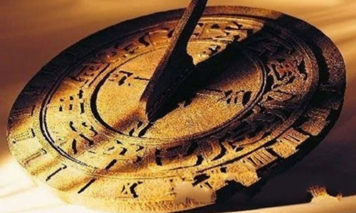 Trùng hợp 2: Âm lịch Trung Quốc và Âm lịch của Babylon cổ. Thế kỷ 20-18 trước Công Nguyên, Babylon cổ sáng tạo nên âm lịch được tính toán bằng chu kỳ Mặt Trăng xoay quanh Trái Đất; và âm lịch triều đại Trung Quốc sử dụng, không chỉ xuất hiện cùng lúc, mà còn đều là mỗi 2-3 năm xếp một tháng nhuận.