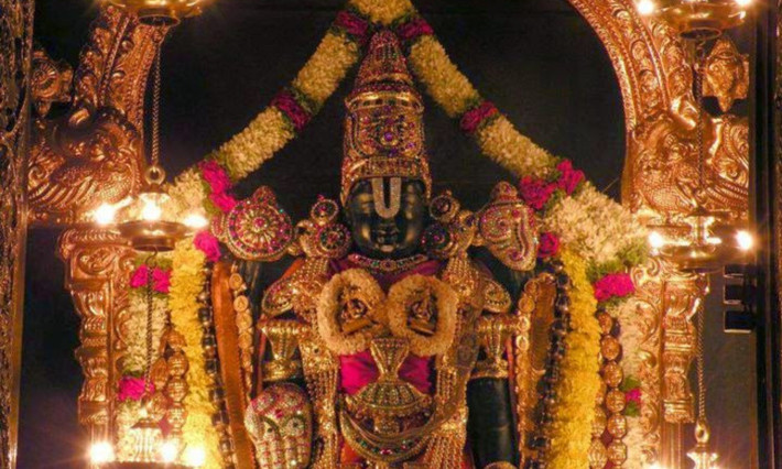 Trong một diễn biến khác, ông Devdutt Pattanaik - chuyên gia nghiên cứu đạo Hindu, cho rằng việc người dân tiến cúng vào các ngôi đền vì nghĩ của cải mà họ có được là một ân sủng của các vị thần, vì thế họ phải trả một phần số của cải ấy cho các vị thần thông qua những ngôi đền tại nơi đây. (Nguồn: TemplePurohit)