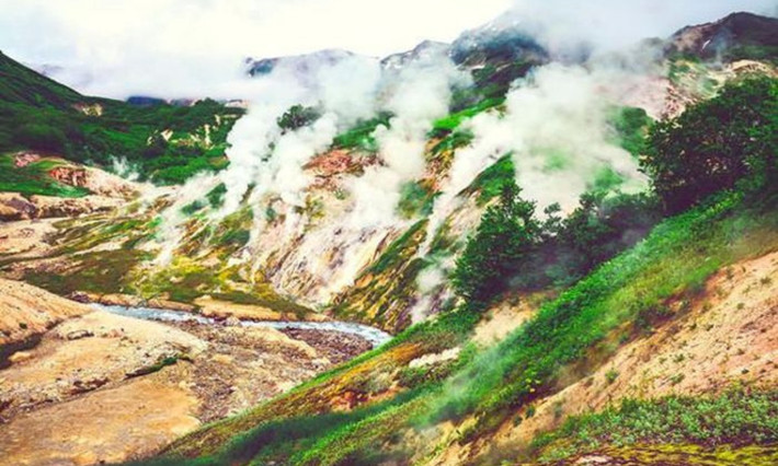 2. Thung lũng chết Kamchatka, Nga: được các nhà khoa học gọi là “điểm tử thần” hay vùng đất chết chóc. Thung lũng này nằm trong khu bảo tồn Cronochco. Bất cứ ai đặt chân tới đều “lạnh gáy” với núi xương trắng kỳ lạ. Tại “điểm tử thần” này chứa nồng độ khí cực mạnh có thể khiến bất cứ loài động thực vật nào nhanh chóng bỏ mạng. (Nguồn: baomoi.com)