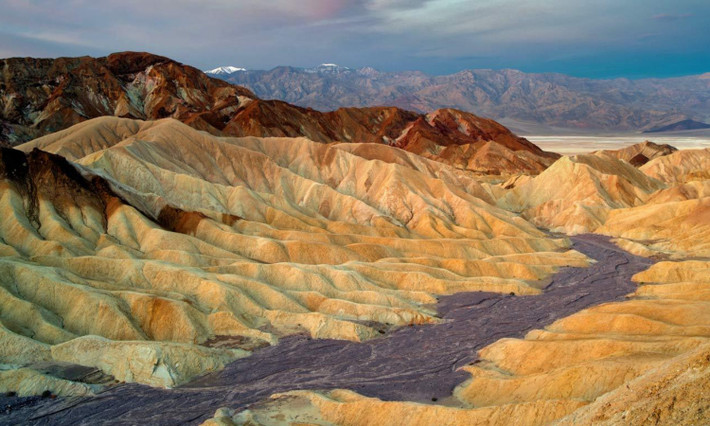 5. Thung lũng chết ở Mỹ: Nằm ngay giữa California và Nevada ở Mỹ có một thung lũng dài khoảng gần 300km, chiều rộng ở địa điểm hẹp nhất là khoảng 6km, và ở những nơi rộng nhất là 26km. (Nguồn: Tour du lịch).