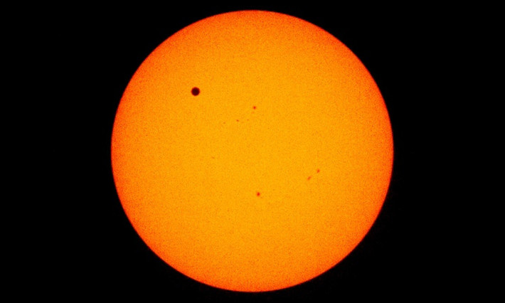 3. Transit of Venus – hiện tượng sao Kim di chuyển qua đĩa Mặt trời: trong khoảng thời gian này, con người ở Trái Đất sẽ nhìn thấy một chấm đen ở trong đĩa Mặt Trời. Theo các nhà khoa học, sự kiện này thường xảy ra theo chu kỳ 8 năm/1 lần và vị trí của sao Kim trên đĩa Mặt Trời liên tục bị thay đổi. (Nguồn: Explaining Science)