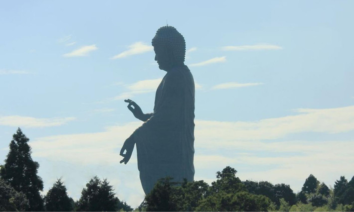 5. Tượng Ushiku Daibutsu: nằm ở thành phố Ushiku, Nhật Bản. Bức tượng được xây xong năm 1995, là một trong những bức tượng cao nhất thế giới. Bức tượng bằng đồng, tạc Đức Phật A Di Đà, còn được gọi là Ushiku Arcadia. (Nguồn: Yeudulich)