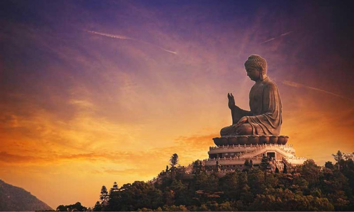 9. Tượng Phật Tian Tan: là Tượng phật lớn, được làm bằng đồng và hoàn thành xong năm 1993, bức tượng là nét chính của tu viện Po Lin, tượng trưng cho sự hài hòa giữa con người, thiên nhiên, dân tộc và tôn giáo. (Nguồn: Gody.vn)
