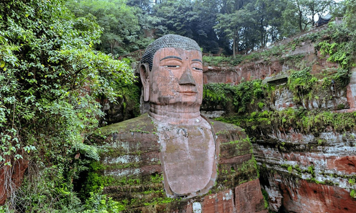 1. Phật khổng lồ Leshan: là bức tượng Phật khổng lồ được tạc vào một vách đá ở Tứ Xuyên, phía tây Trung Quốc. Tác phẩm điêu khắc vĩ đại tạc tượng của Phật Di Lặc - vị Bồ tát trong tư thế ngồi. Tượng Phật Leshan là bức tượng được tạc vào đá lớn nhất thế giới. (Nguồn: Pngtree)