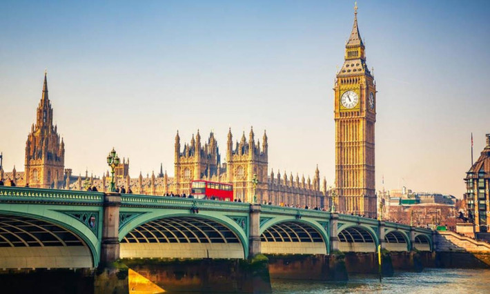 Tháp đồng hồ Big Ben được xem là biểu tượng của nước Anh. Đây là tên thường gọi của tháp đồng hồ cung điện Westminster, trong đó Big Ben là quả chuông lớn nhất (nặng khoảng 13,5 tấn) trong số 5 quả chuông của tòa tháp. Nguồn: Vietravel.