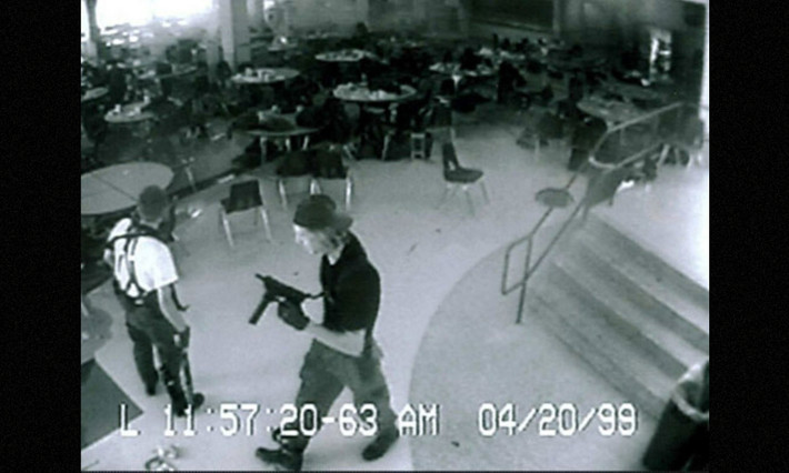 Ngày 20/4/1999, 2 sinh viên Eric Harris và Dylan Klebold xả súng vào trường trung học Columbine, bang Colorado, Mỹ khiến 13 người thiệt mạng và 20 người khác bị thương. Sau khi gây ra vụ thảm sát, 2 sát nhân tự tử.